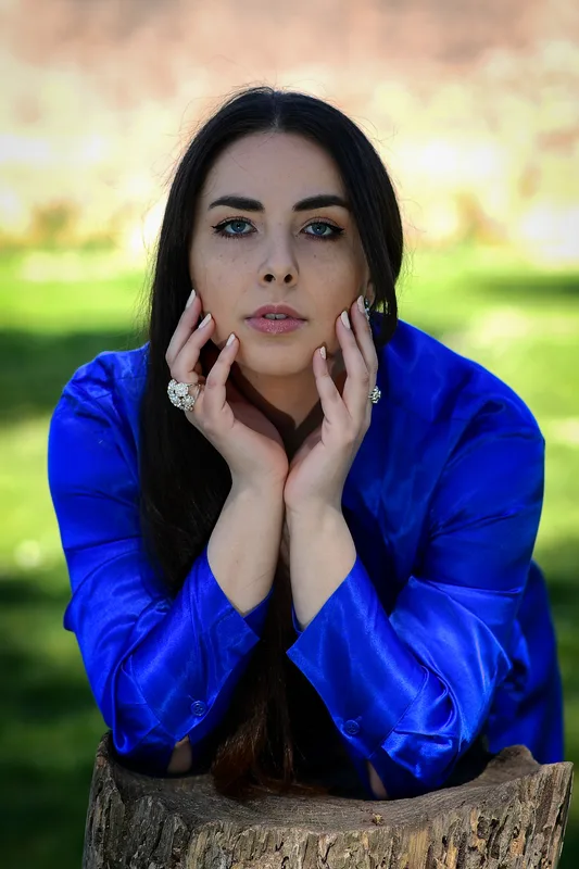 Portfolio fotografico - Ritratto outdoor — camicia blu satinata
