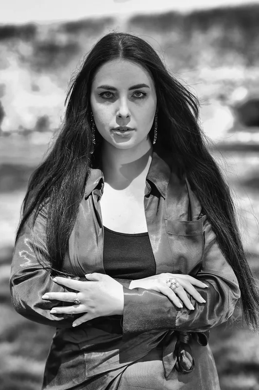 Portfolio fotografico - Ritratto in bianco e nero — braccia incrociate